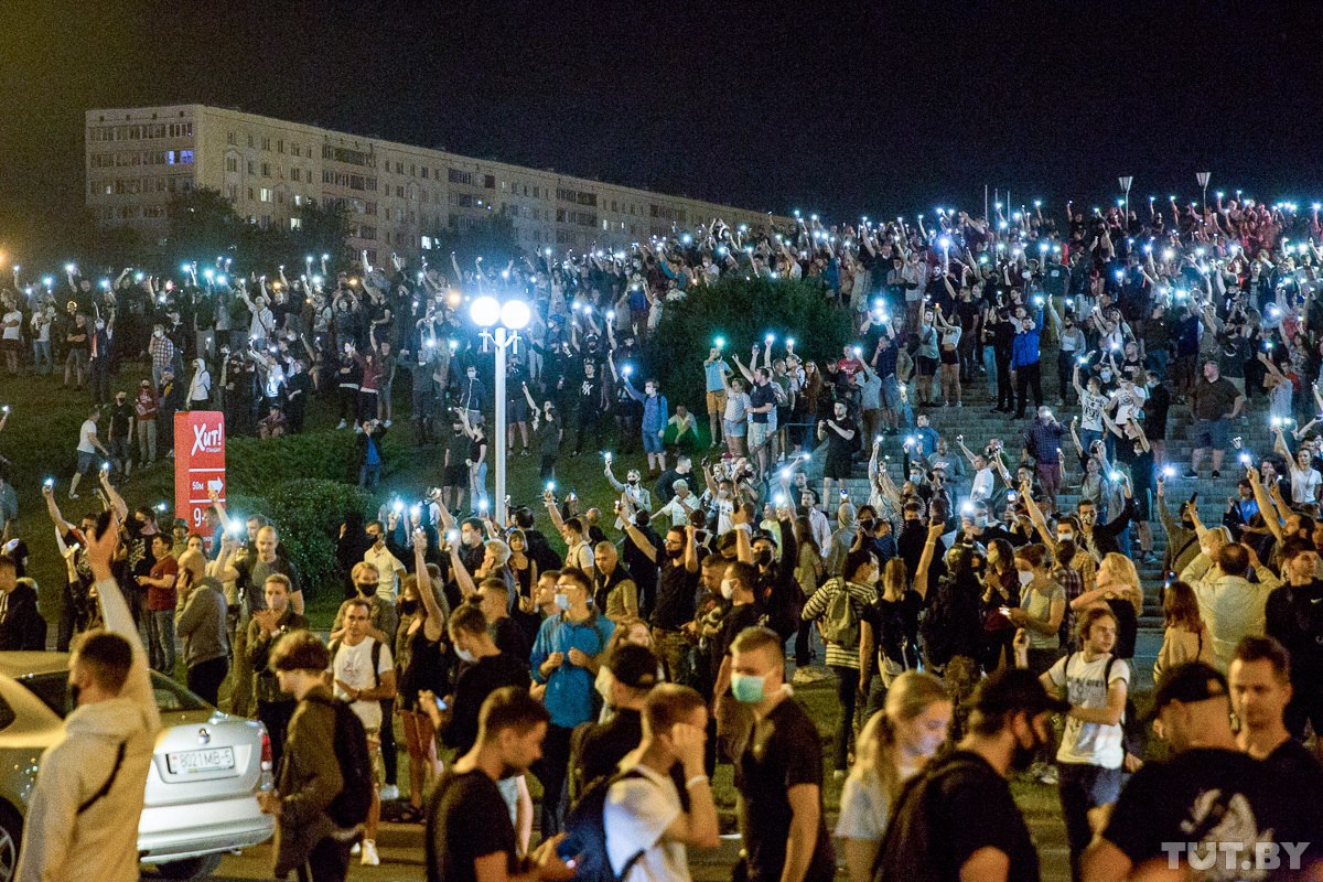 Сблъсъци и насилие между полиция и протестиращи в Беларус, един човек е загинал (ВИДЕО)