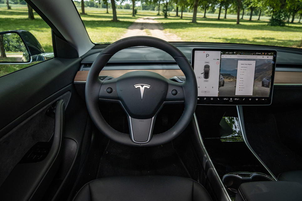 Куриоз: Tesla с откачен волан
