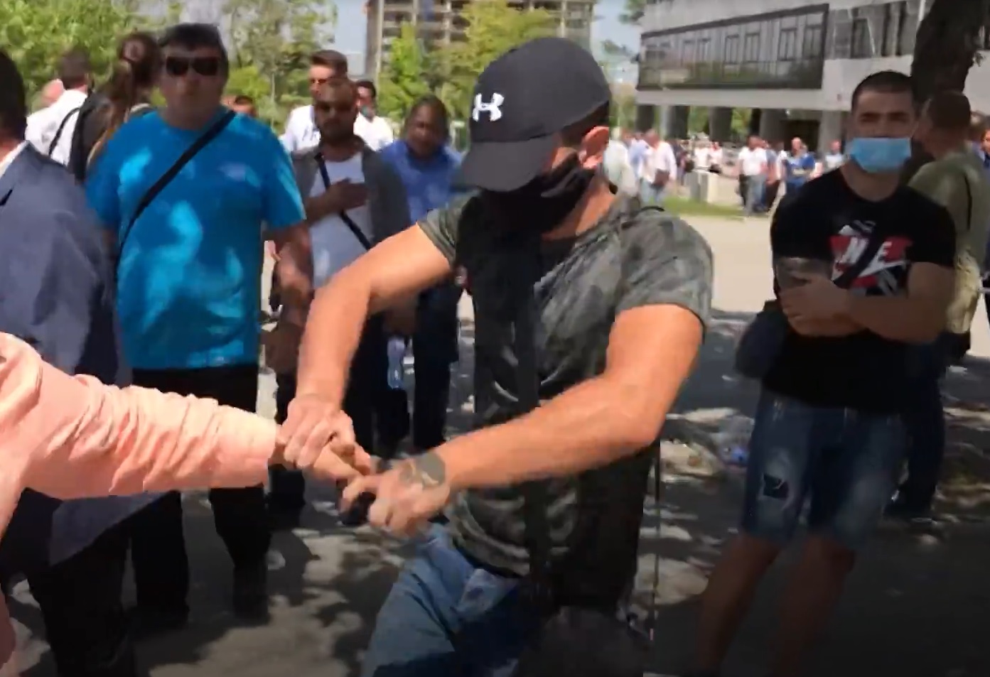 Обвиниха младежа, който нападна журналисти на конференцията на ГЕРБ, в хулиганство с изключителна дързост