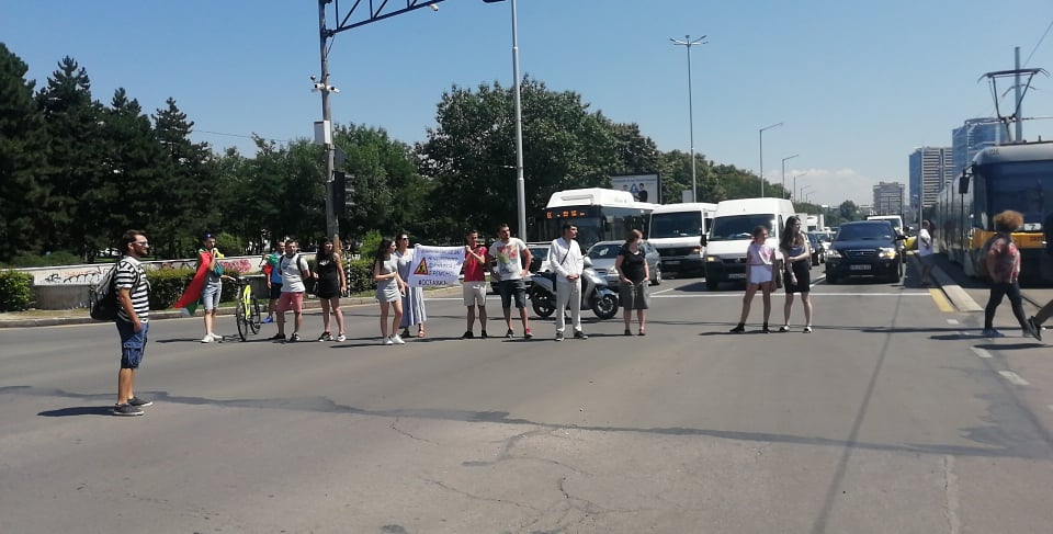 Протестиращи блокираха кръстовище на бул. "България"