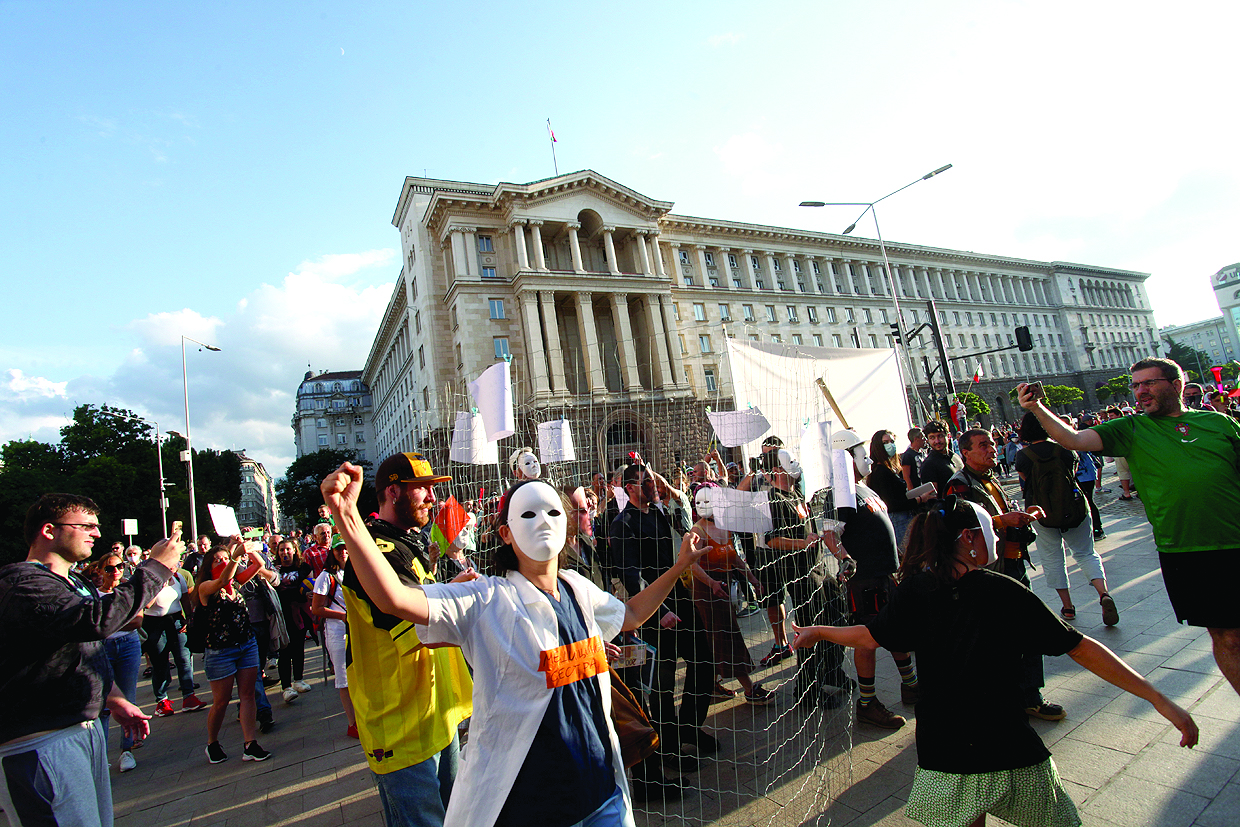 Разнопосочен протест от кръпки 