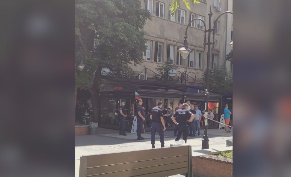 Полиция отцепи част от бул. "Витоша" заради забравен куфар