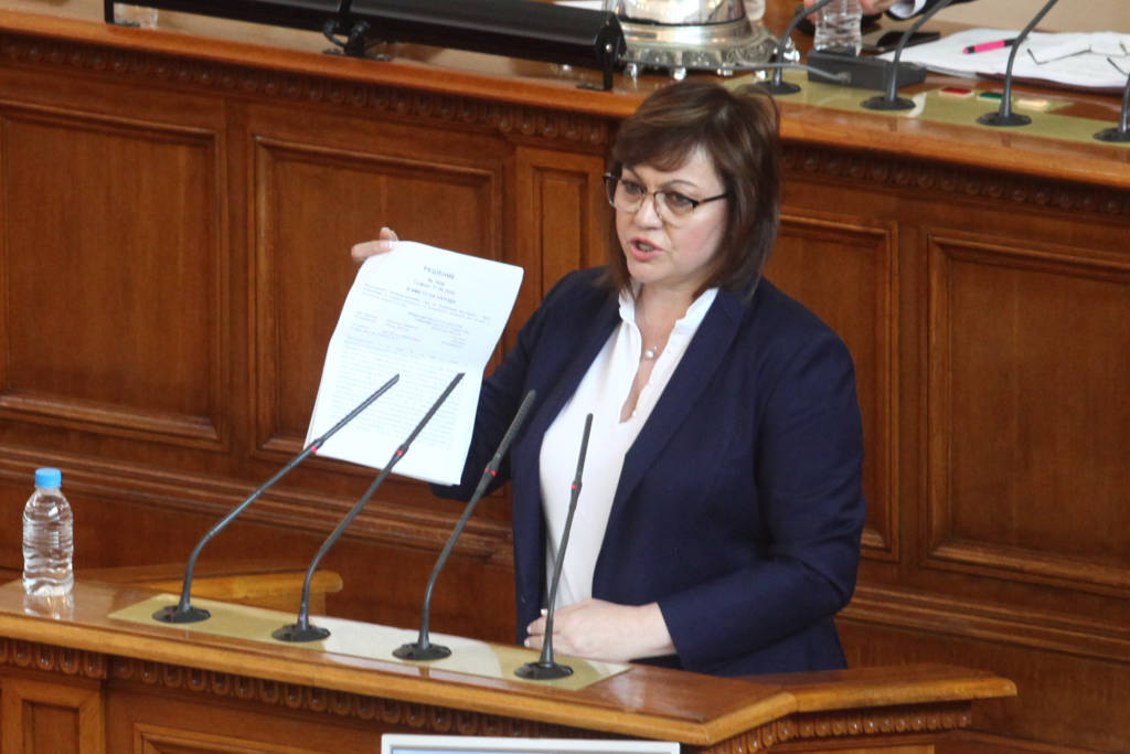 Нинова: Управляващите сменят министри, за да спасят корупцията