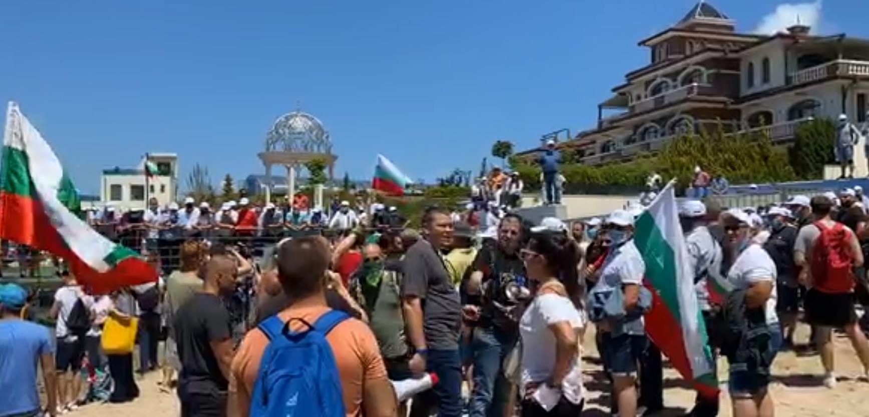 Протестиращите стигнаха до плажа в "Росенец"