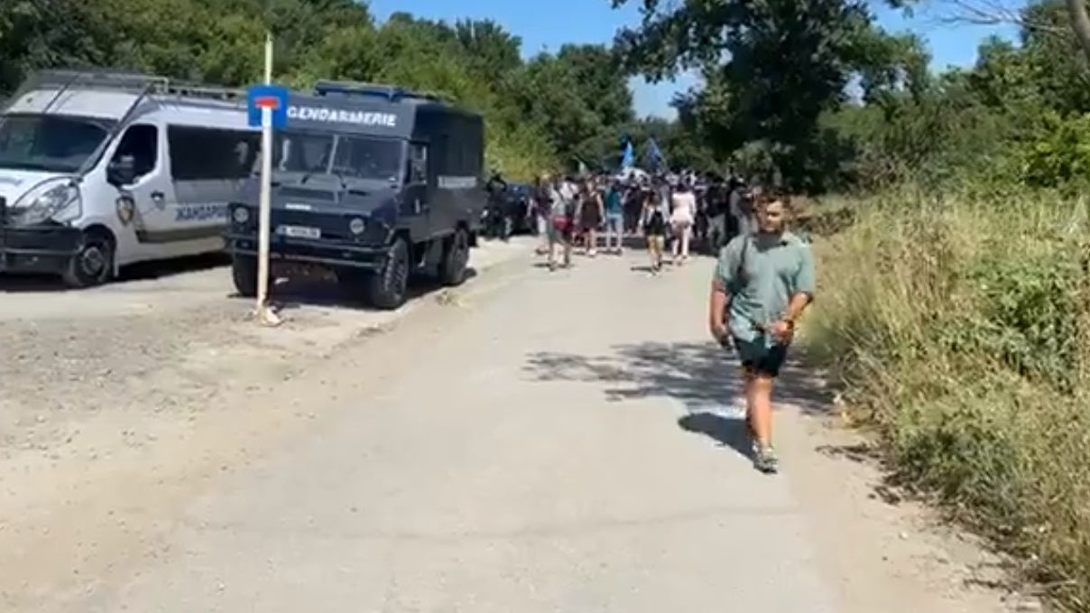 Пускат по алтернативен маршрут част от протестиращите до морето в "Росенец"