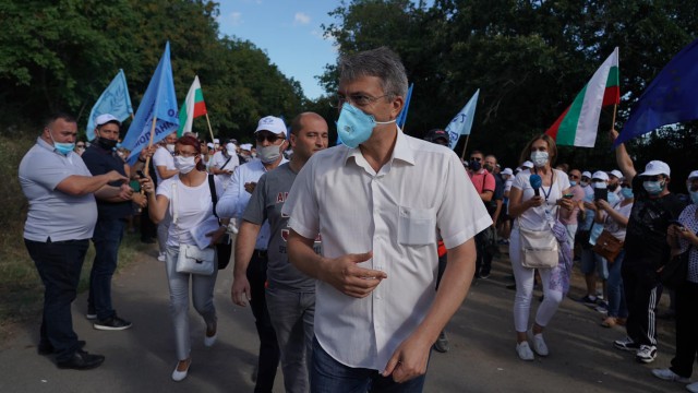 Двата протеста в "Росенец" на 50 метра един от друг, напрежението расте