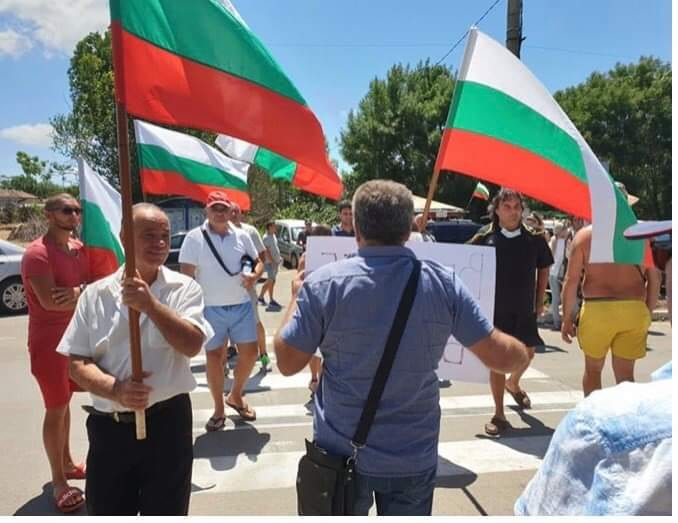 Рибари протестираха на пътя Дуранкулак-Варна заради солени глоби в залива Болата