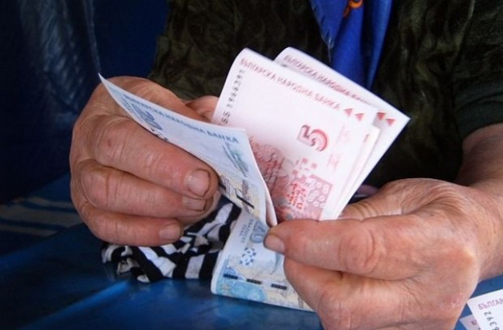 Плащат част от инвалидните пенсии на близо 5000 човека за юли