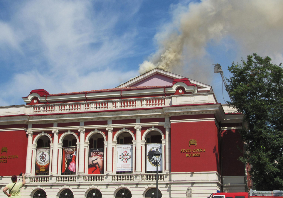 Пожарът в операта в Русе е напълно овладян
