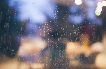 Краткотрайни валежи ни очакват днес