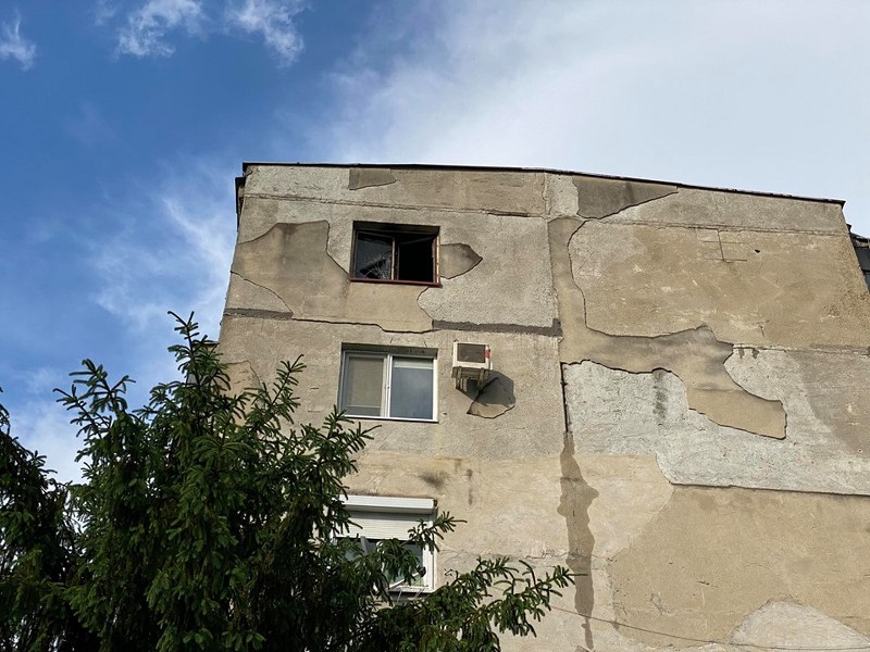 Огнеборци спасиха 3 деца в горящ апартамент във Велико Търново