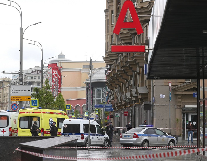 Мъж взе заложници в банка в Москва, арестуваха го (ВИДЕО)