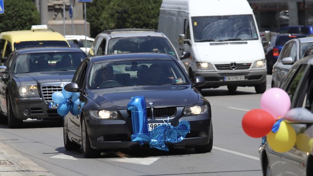 Изгониха абитуриенти от "Александър Невски", те се преместиха пред НИМ в "Бояна"