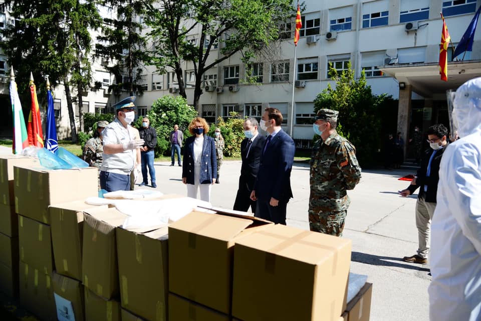 Булгария дари на Македония стотици защитни костюми, шлемове и очила