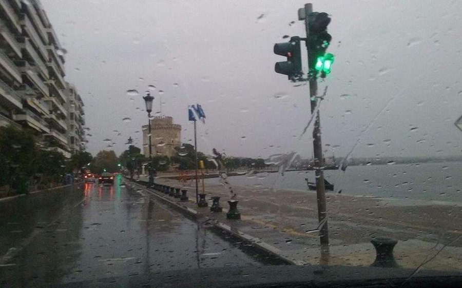 Силна буря и проливен дъжд наводниха Солун