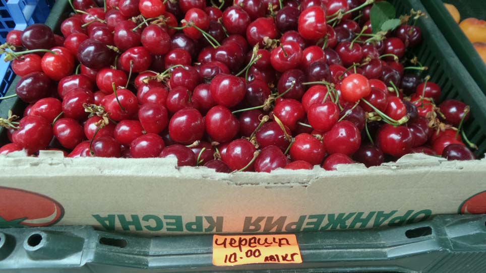 Търговци надуват двойно цената на черешите