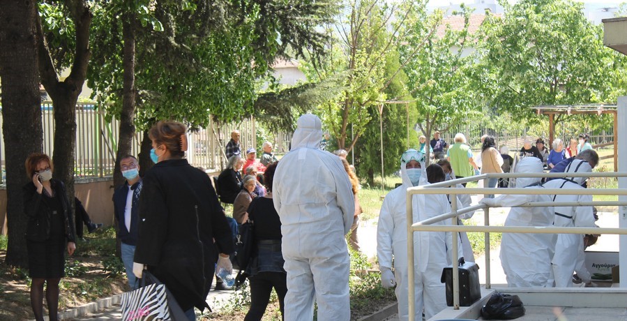 Зарядно устройство предизвикало пожара в старчески дом в Благоевград (СНИМКИ)