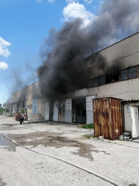 Разследват причините за големия пожар в Пловдив