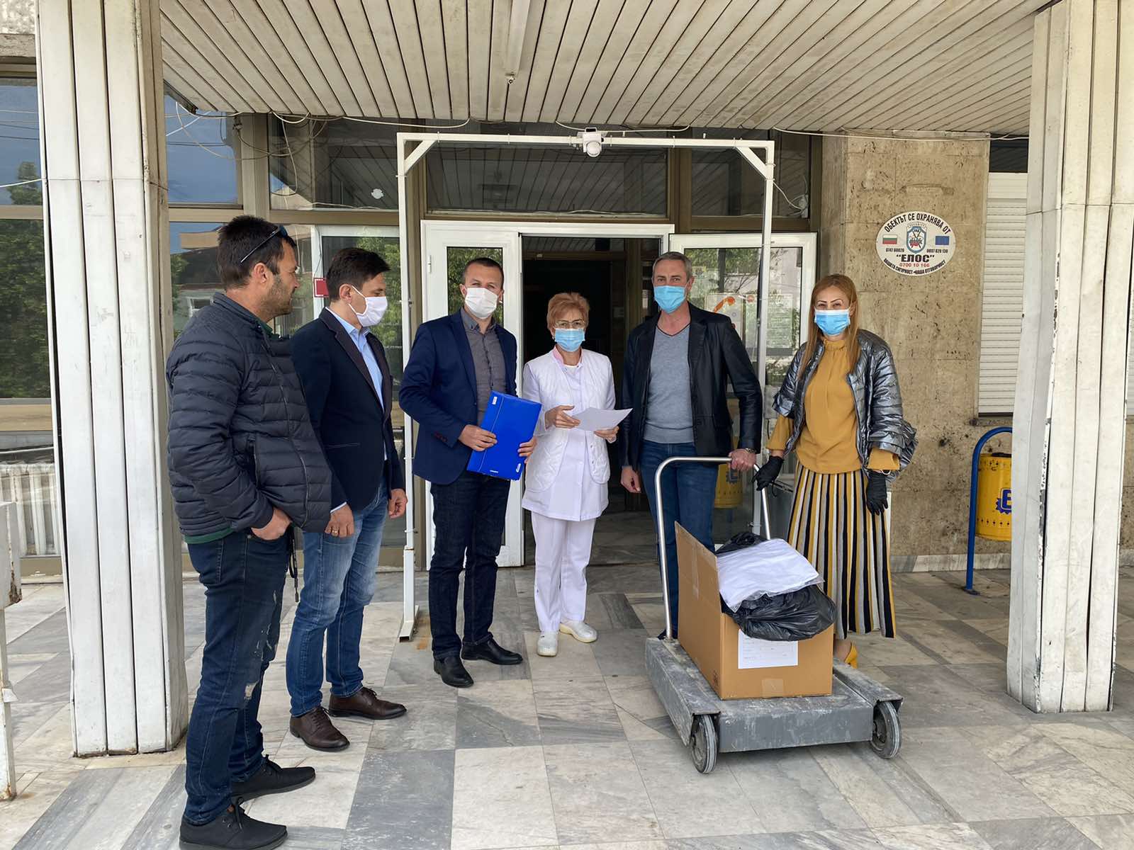 Делян Пеевски дари защитни облекла, шлемове и маски на болниците в Петрич и Сандански