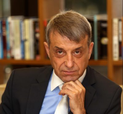 Проф. Коста Костов: Да погледнем върху лекарствата, които притежаваме сега, далече сме от ваксина против COVID-19