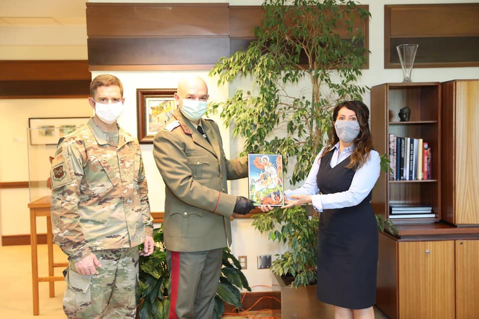 Посланик Херо Мустафа с икона на Св. Георги за ген. Мутафчийски