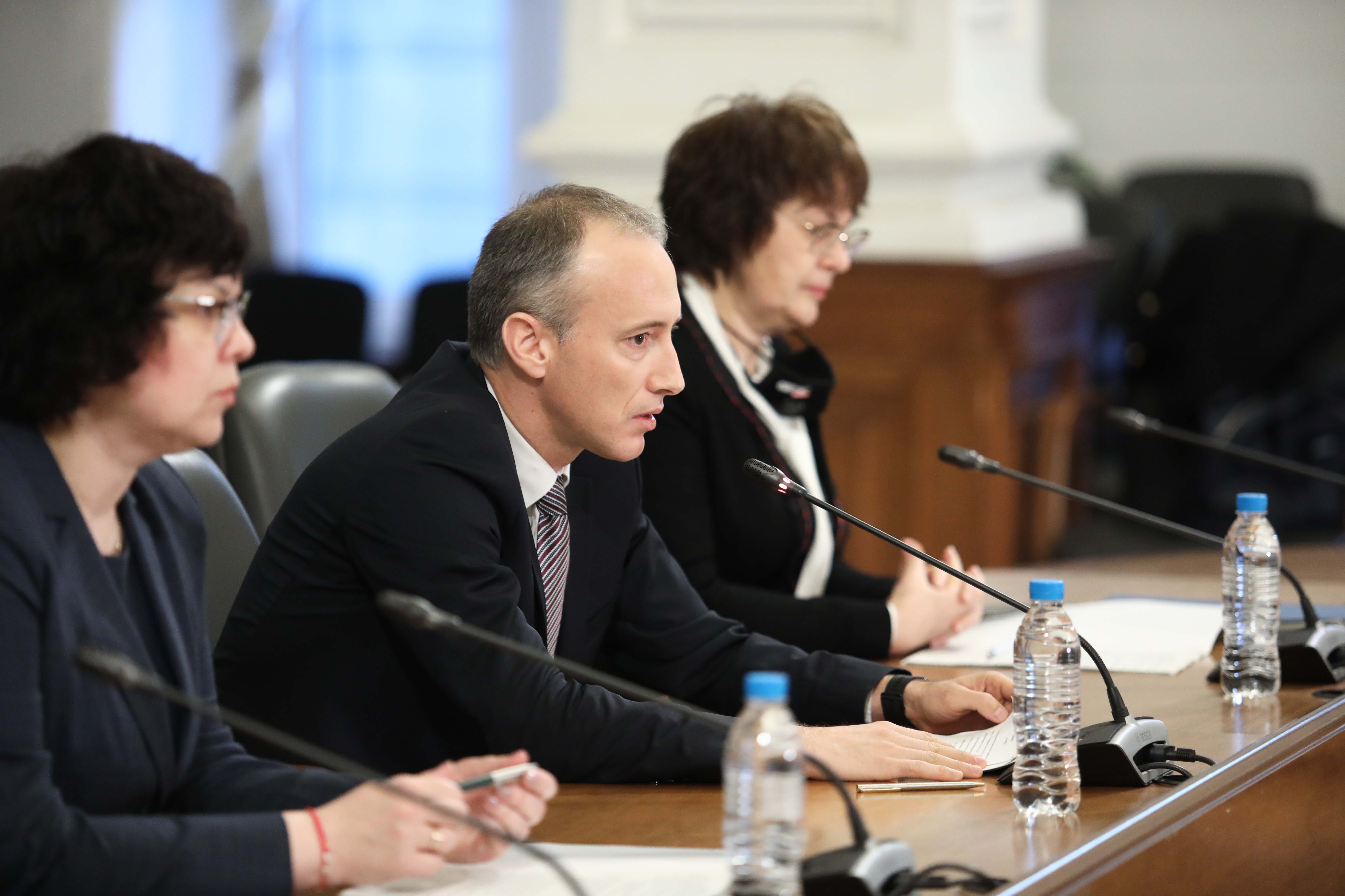 Министър Вълчев: Матурите ще са на 1 и 3 юни (НА ЖИВО)
