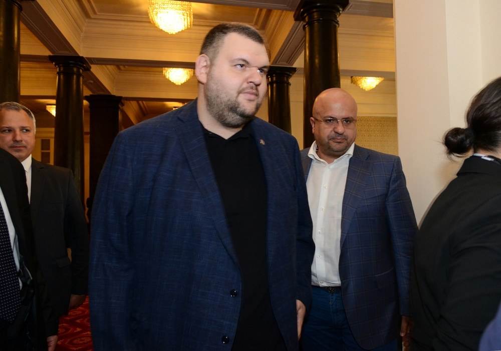 Депутатът Делян Пеевски дари апаратура, отчитаща с абсолютна точност пробите за COVID-19 в "Пирогов"