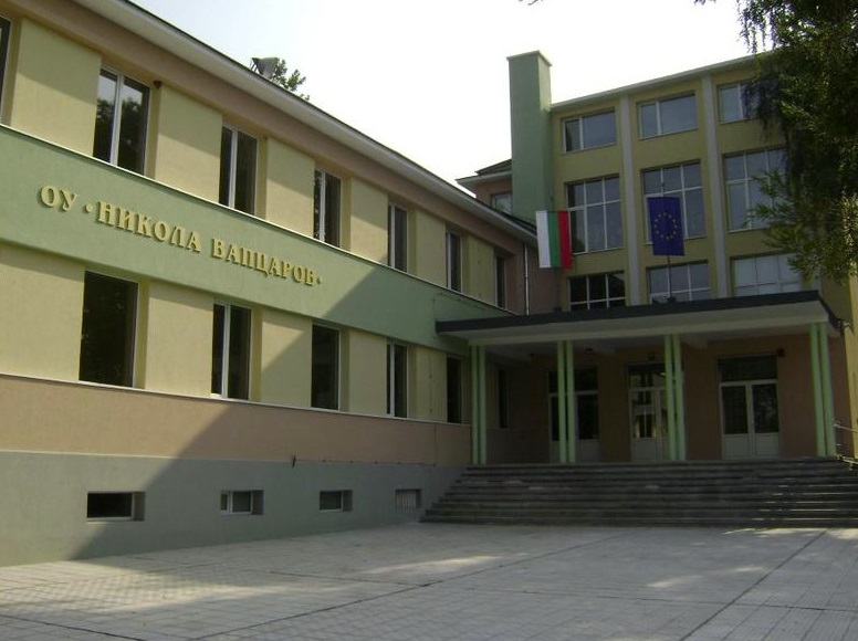 Сменят дограми в детски и учебни заведения в Търговище