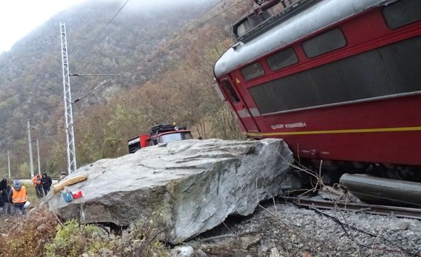 Локомотив дерайлира след удар в скала, паднала на релсите преди гара Кърджали