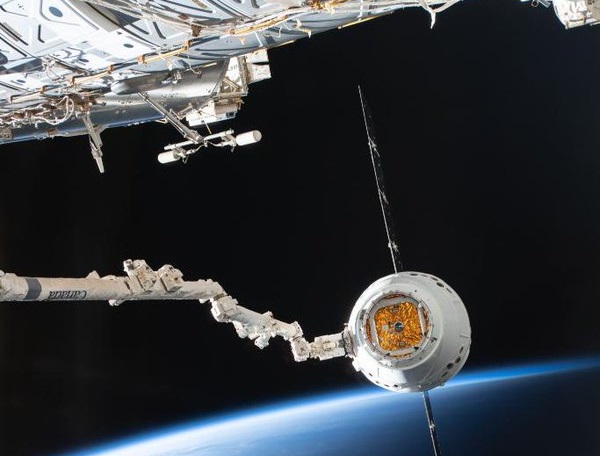 Kосмическият кораб Dragon достави коледни подаръци и пивоварна на МКС