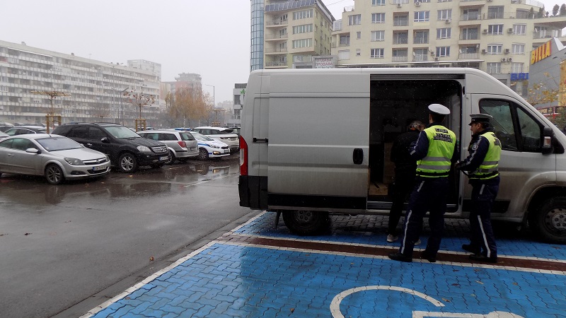 МВР хвана 1330 шофьори, паркирали на места за хора с увреждания