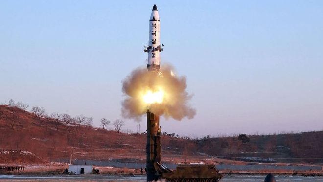 Северна Корея изтреля две ракети над Японско море