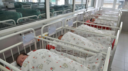 Всяка година се раждат между 1000 и 2000 бебета по-малко