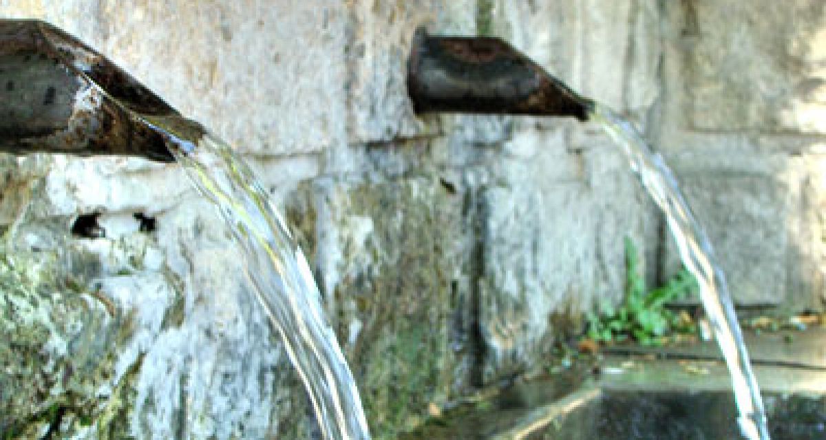 Замърсена вода тече от популярна обществена чешма край Варна