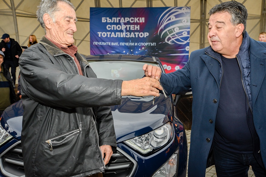 Късметлия от Съединение спечели чисто нов автомобил от тотото