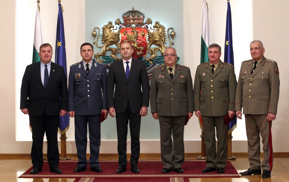Румен Радев връчи пагони на военнослужещи, удостоени с висше офицерско звание (СНИМКИ)