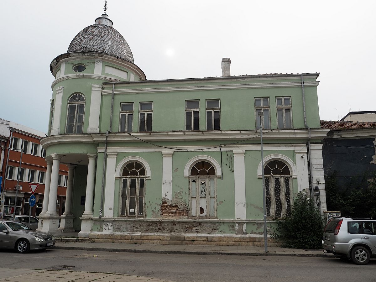 Областната управа ще възстановява бившия Гарнизонен клуб в Разград