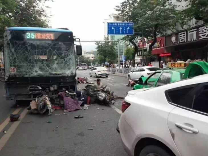 Петима души загинаха, а 21 са ранени след като отвлечен автобус се вряза в пешеходци в Китай (ВИДЕО)