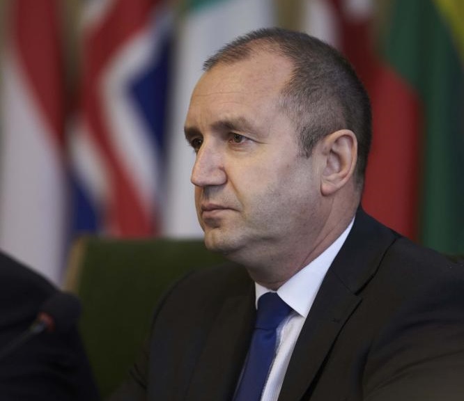Президентът Радев: Нека коледните празници донесат в домовете ни още повече топлина и любов