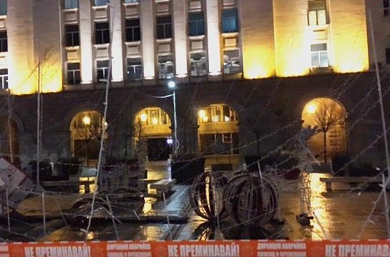 Силният вятър в София събори коледната украса до ЦУМ
