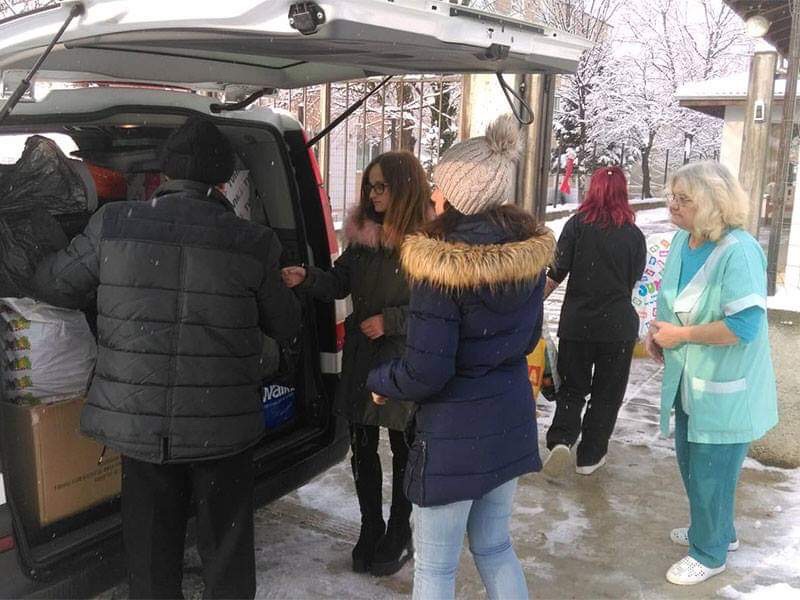 Студенти дариха дрехи, играчки и храни на деца с увреждания в Павликени