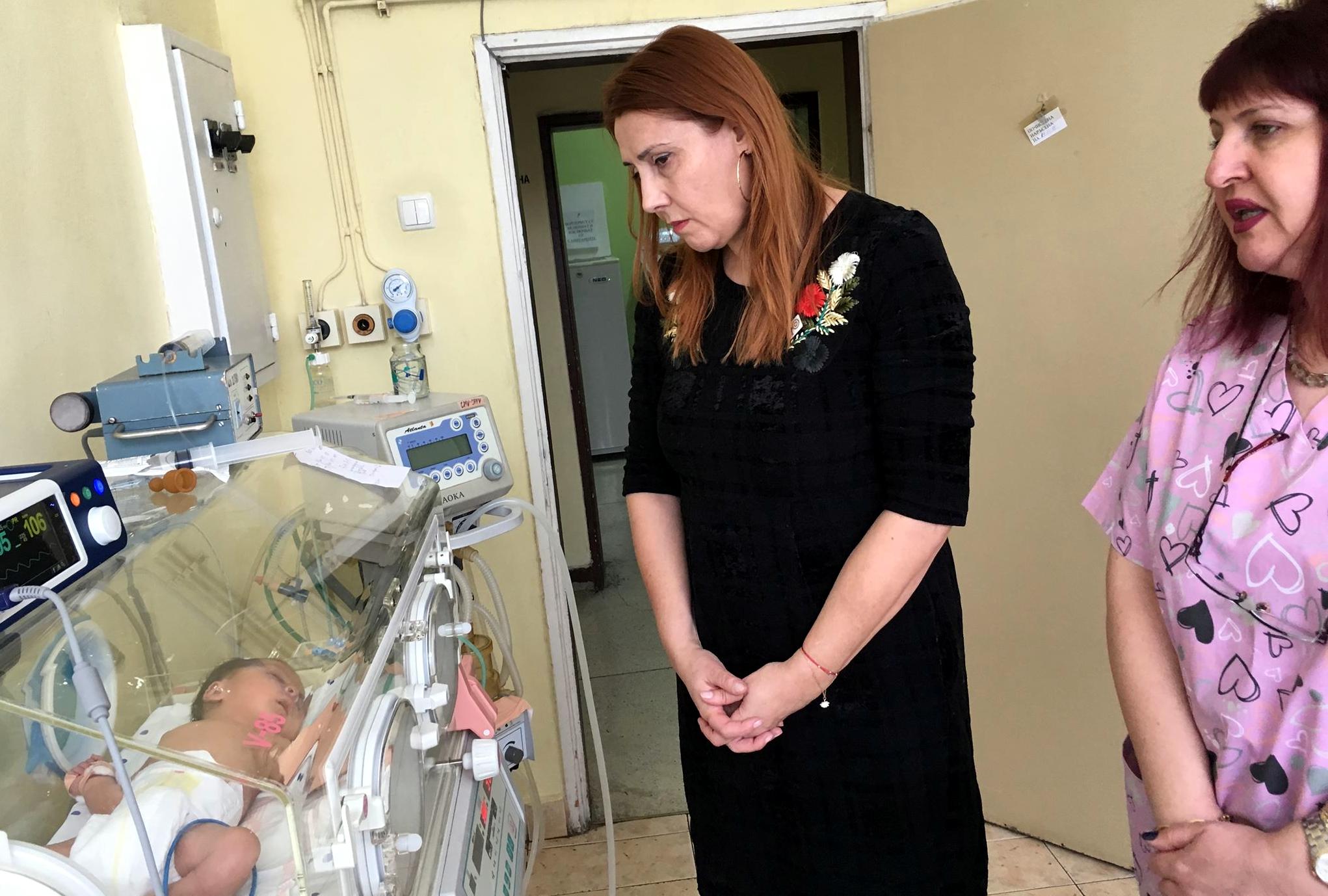 Четящи деца с две дарения за шуменската болница