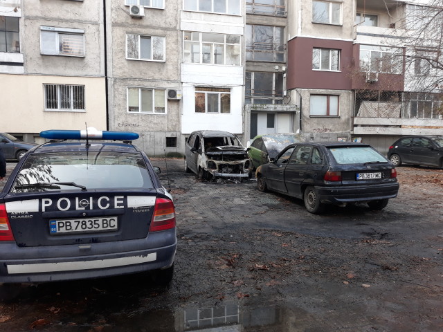 Работи се по версия за умишлен палеж на три коли в Пловдив
