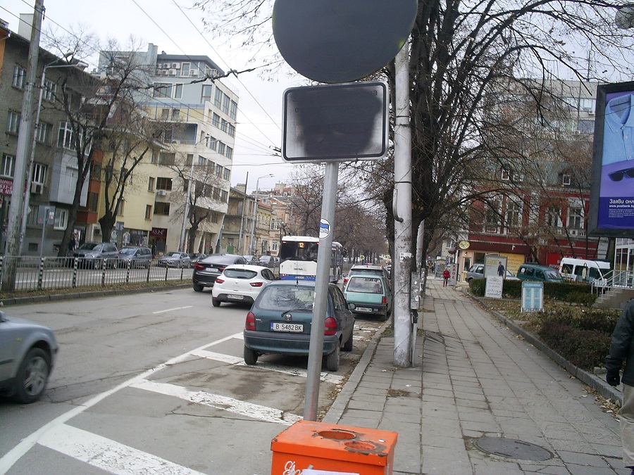 Цапат със спрей пътни знаци във Варна
