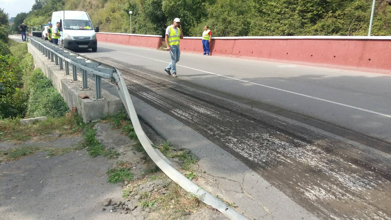АПИ проверява поставянето на нови мантинели на пътя Своге-София