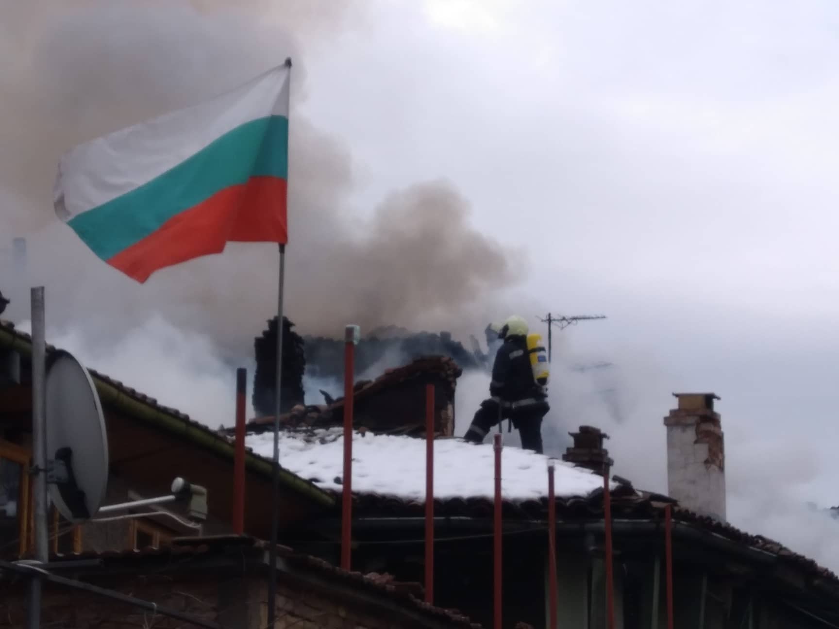 Клошари подпалиха къща в Търново, огънят обхванал още две сгради