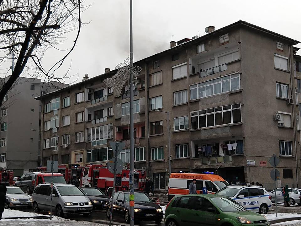 Пожар пламна в кооперация в Благоевград, две жени са пострадали