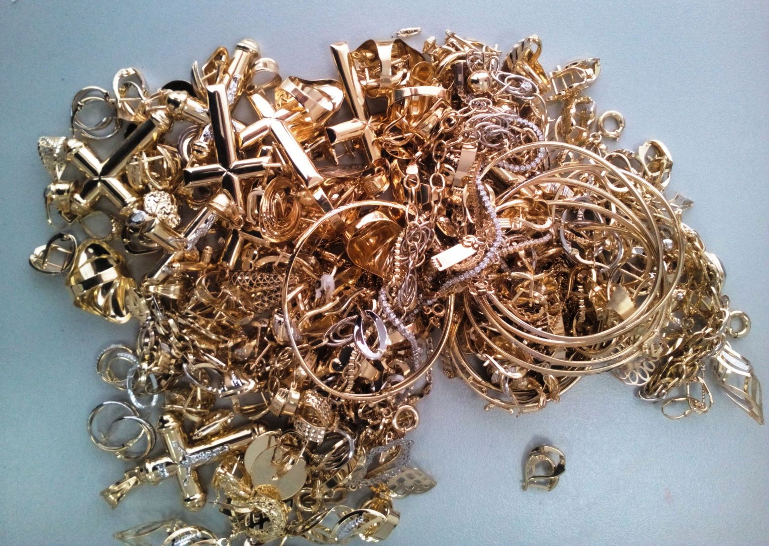 Жена на 48 г. даде злато и пари на измамници