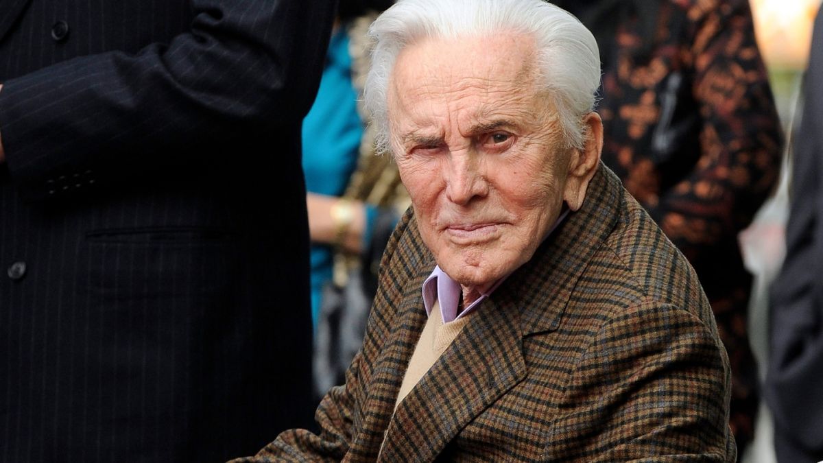 Кърк Дъглас на 102 години: Иска ми се хората да се отнасят един към друг с повече уважение и доброта
