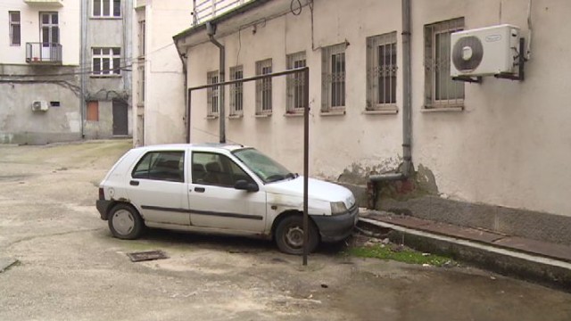Мъж, върнал се от САЩ, намери колата си зазидана във вътрешния двор на кооперация в центъра на София 